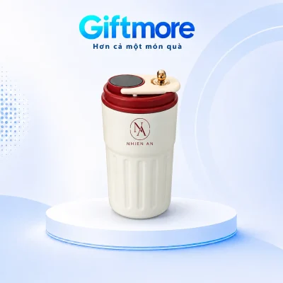 Demo NA và NHIEN AN màu đỏ trầm trên phần thân trơn của ly nắp đỏ