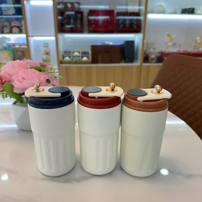 Ảnh gốc ba ly thân kem với nắp xanh, đỏ và nâu, cùng mặt tròn trên nắp
