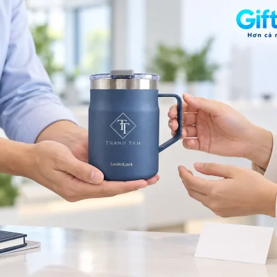 Mô phỏng trao ly Metro Mug navy, người tặng đỡ đáy và người nhận cầm quai