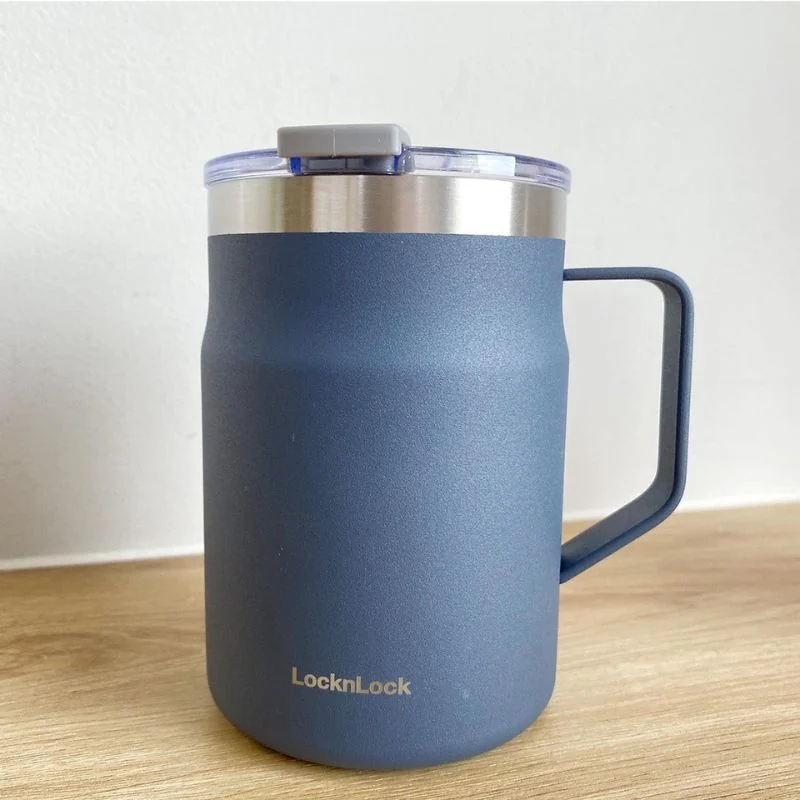Ảnh tư liệu Metro Mug navy có quai góc cạnh, viền kim loại, nắp trong và chữ LocknLock