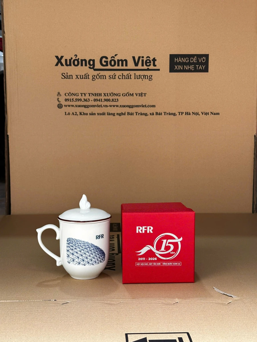 Ly sứ trắng RFR có nắp, quai trái và hộp đỏ kỷ niệm