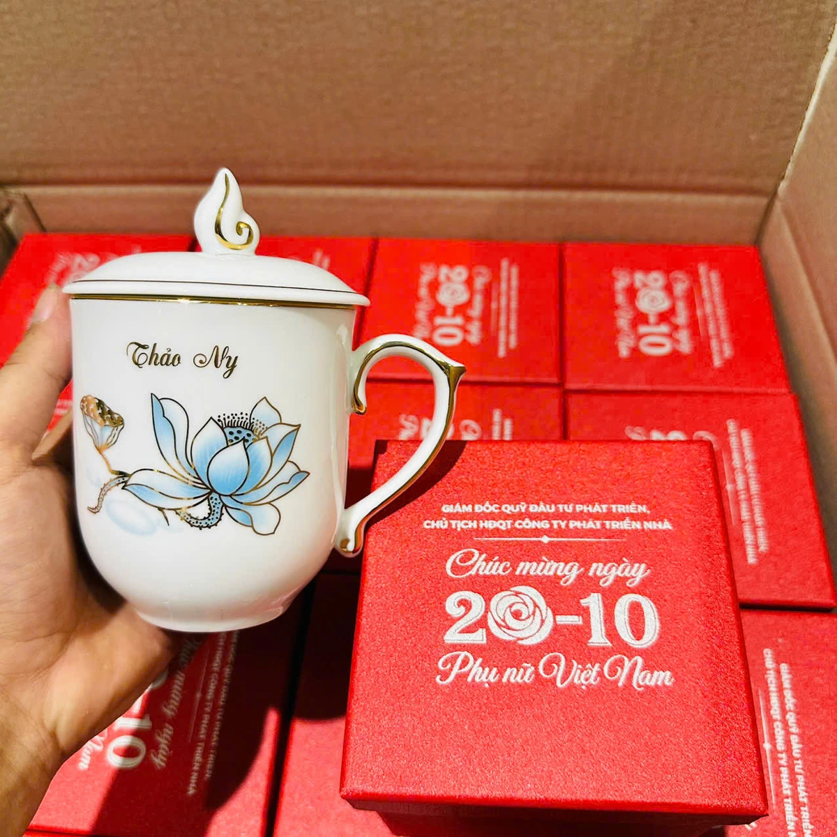 Ly tên Thảo My được cầm cạnh hộp đỏ in lời chúc ngày20-10