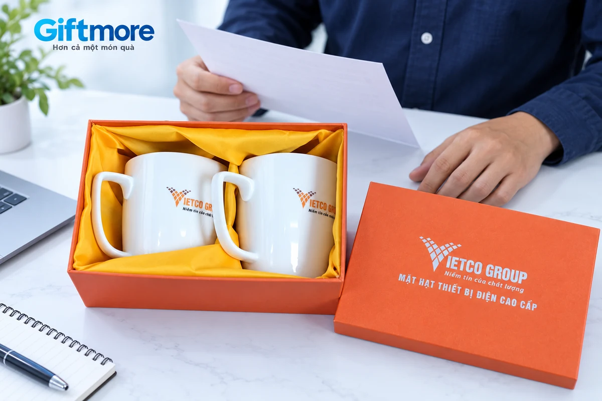 Hai ly in VIETCO GROUP trong hộp cam được đối chiếu khi mở phần quà