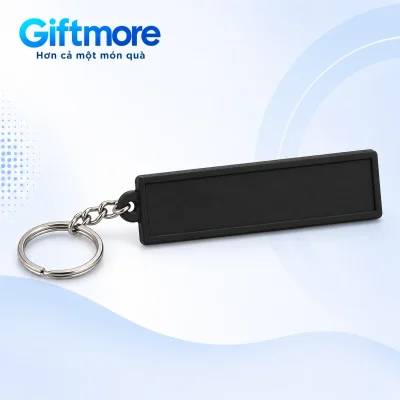 Móc khóa cao su chữ nhật mặt trơn, viền nổi, xích ngắn và khoen tròn trên nền GiftMore