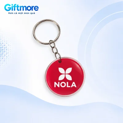 Demo NOLA trắng trên mặt đỏ dưới lớp keo của móc khóa tròn