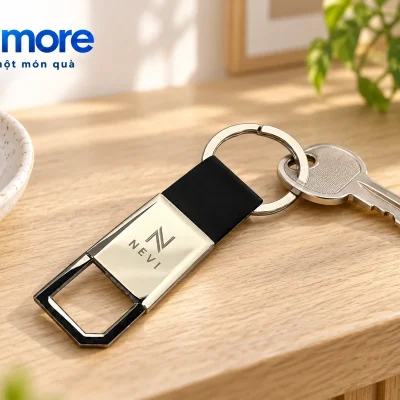 Mô phỏng móc khóa NEVI gắn một chìa khóa đặt ở bàn lối vào nhà