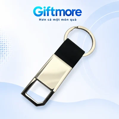 Móc khóa kim loại 01 có thân chữ nhật, phần nối đen và khoen tròn trên nền GiftMore
