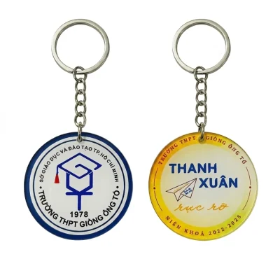Hai mẫu móc khóa mica tròn có nội dung in khác nhau trong ảnh danh mục