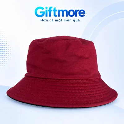 Mũ bucket đỏ bordeaux, vành chạy quanh và đường chỉ đồng màu trên nền GiftMore