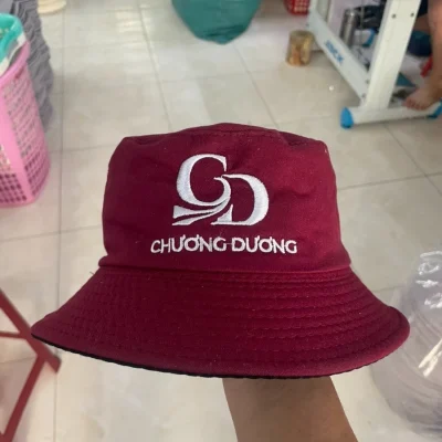 Tư liệu mặt trước mũ bucket đỏ bordeaux với logo thêu trắng