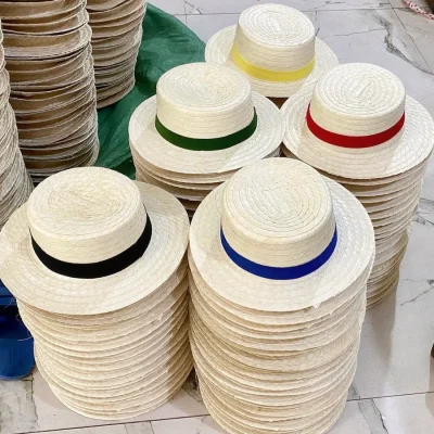 Tư liệu nhiều mũ lá buông với các màu đai xanh, đỏ, vàng và đen