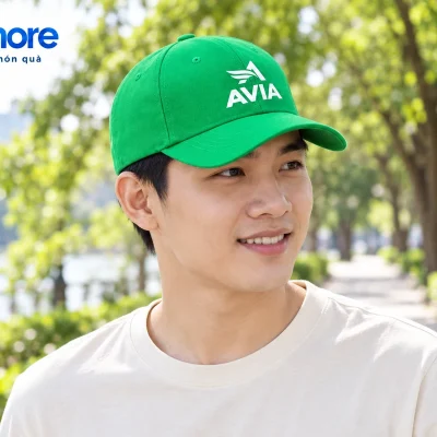 Mô phỏng người đội mũ lưỡi trai xanh AVIA trong buổi đi bộ ngoài trời