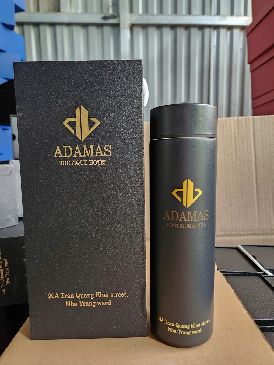 Bình trụ tối màu và hộp đen in ADAMAS BOUTIQUE HOTEL