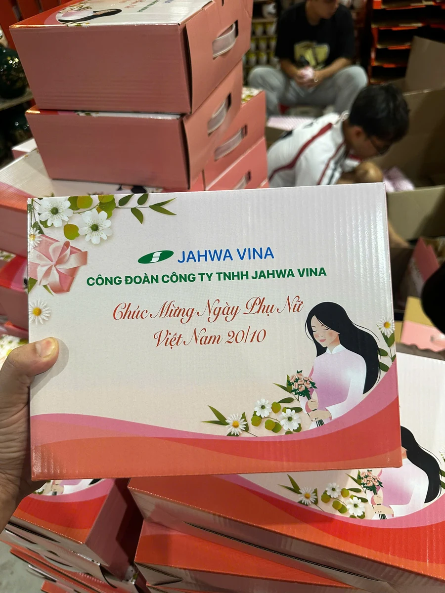 Hộp quà in JAHWA VINA với nội dung Chúc mừng Ngày Phụ nữ Việt Nam 20/10