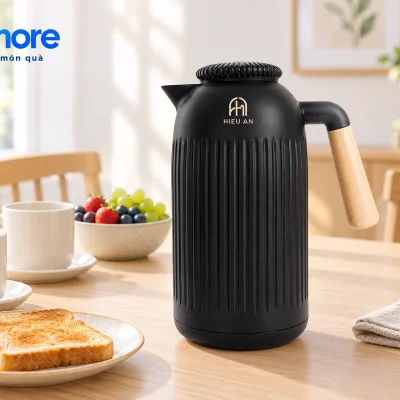 Mô phỏng phích đen demo HIEU AN trên bàn ăn sáng cạnh hai cốc, bánh mì và trái cây
