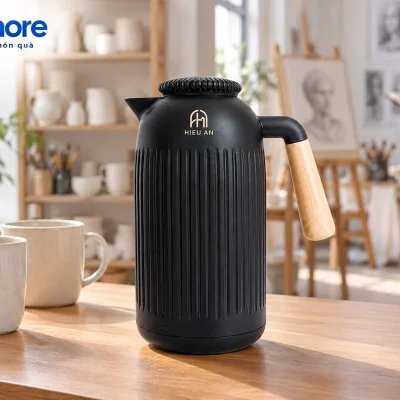 Mô phỏng phích đen demo HIEU AN ở góc nghỉ của lớp sáng tạo, cạnh hai cốc và người ở hậu cảnh