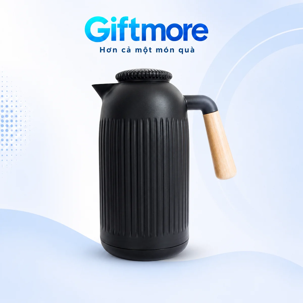 Phích La Fonte 011679 đen có gân dọc, quai gỗ hở đầu dưới và nắp đóng trên nền GiftMore