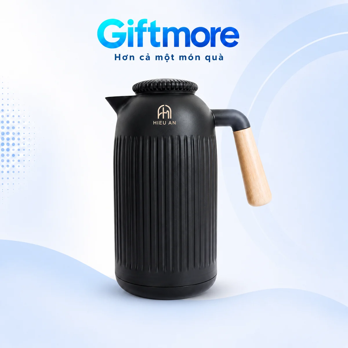 Demo monogram HA và tên HIEU AN màu ngà trên vai trơn phía trên gân của phích đen