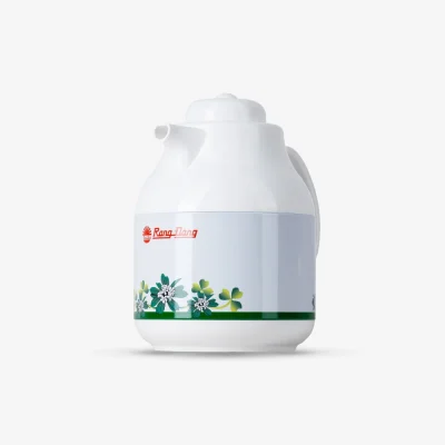 Ảnh gốc phích trắng hoa xanh ở góc nghiêng, vòi trái và quai trắng phía sau bên phải
