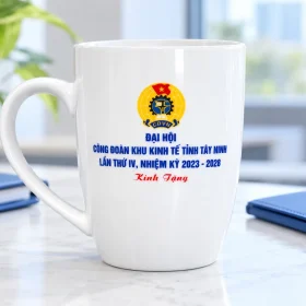 Cốc trắng in nhận diện công đoàn cạnh hai hồ sơ xanh