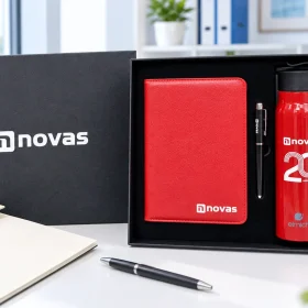 Bộ sổ đỏ, bút đen và bình đỏ in novas cạnh hồ sơ chương trình