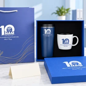 Bộ bình xanh và cốc trắng in dấu mốc mười năm trong hộp và túi xanh