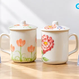 Hai cốc hoa có nắp cạnh hai thẻ giấy ghi 8/3 và 20/10
