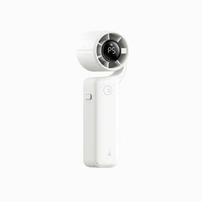 Ảnh gốc quạt PF04 trắng với màn hình tròn P5, nút nguồn tròn và thanh gạt bên trái