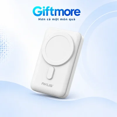 Sạc dự phòng AKUS DP123 trắng với mặt tròn nổi, gờ dài và nhãn AKUS trên nền GiftMore