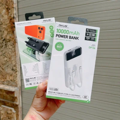 Ảnh thật hộp AKUS DP136 ghi 10.000 mAh và hai dây tích hợp, cạnh mặt sau hộp