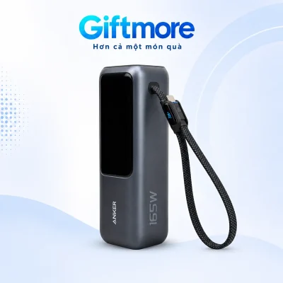 Anker Zolo A1695 màu graphite với màn hình dài tắt, chữ ANKER và dây bện bên hông trên nền GiftMore