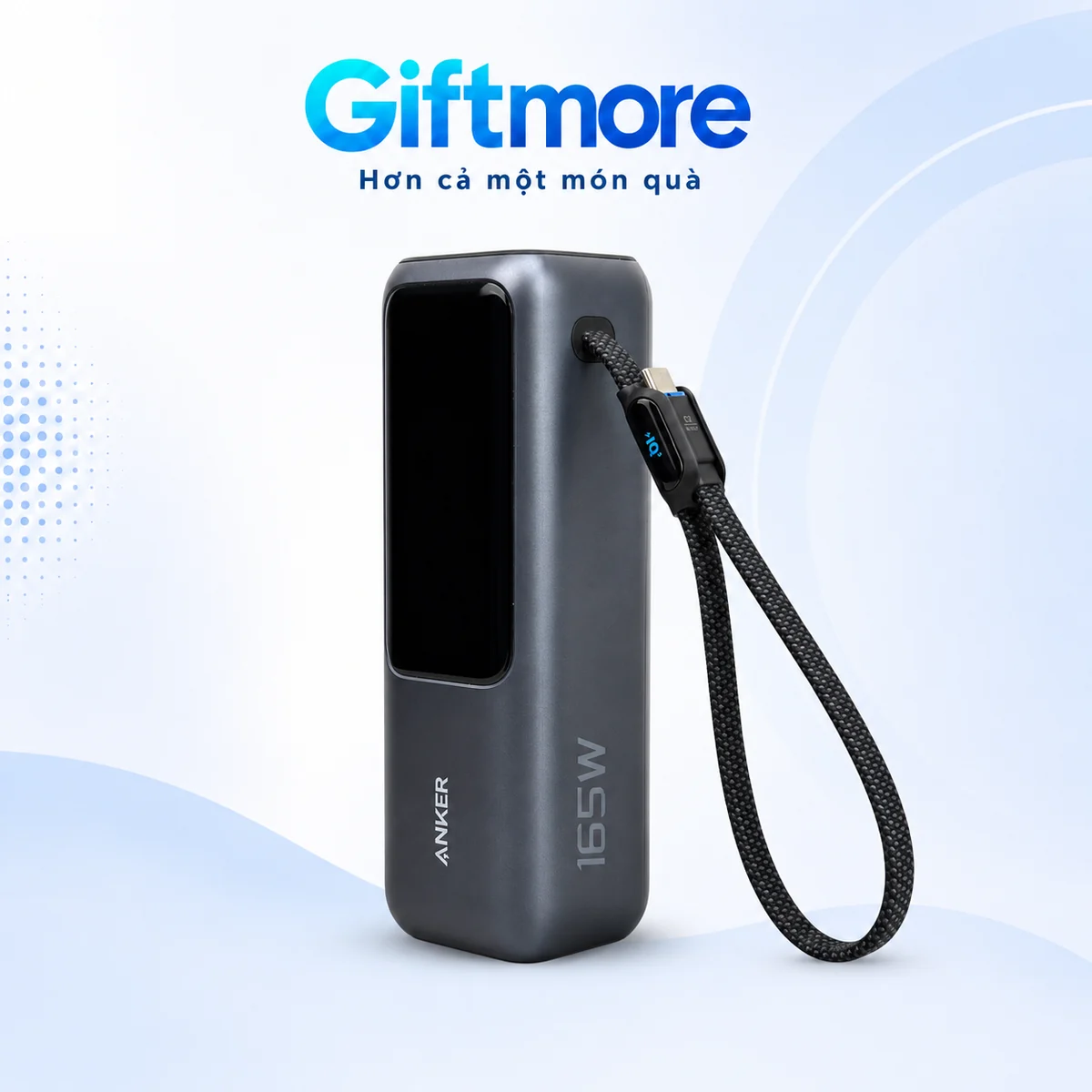 Anker Zolo A1695 màu graphite với màn hình dài tắt, chữ ANKER và dây bện bên hông trên nền GiftMore
