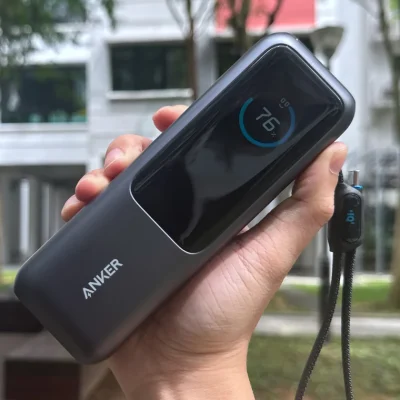 Tư liệu Anker A1695 màu tối được cầm trong tay, màn hình dài và đầu USB-C bên hông nhìn rõ