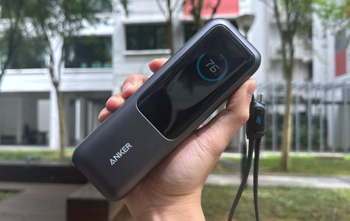 Tư liệu Anker A1695 màu tối được cầm trong tay, màn hình dài và đầu USB-C bên hông nhìn rõ