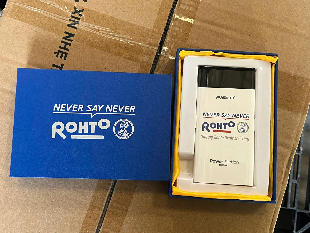 Ảnh thật sạc Pisen trong hộp lụa vàng in ROHTO