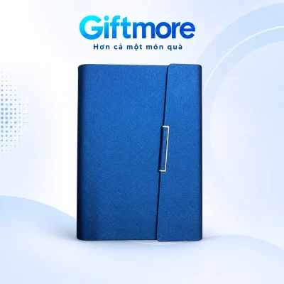 Sổ còng A5 bìa PU xanh dương gập chéo với chi tiết kim loại dọc trên nền GiftMore