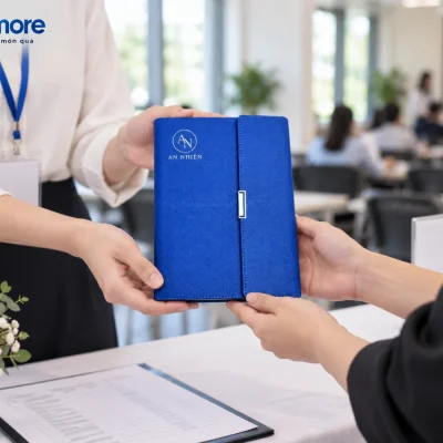 Mô phỏng người phụ trách trao sổ còng bìa gập thẳng xanh cobalt với nhận diện AN NHIÊN