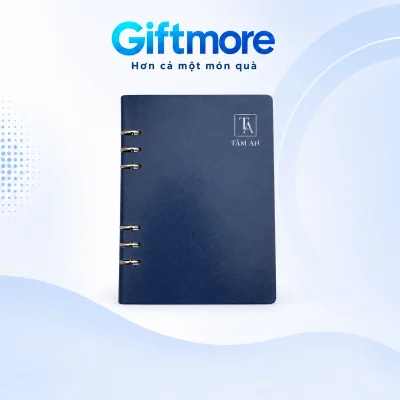 Mô phỏng monogram TA và tên TÂM AN màu bạc trên bìa sổ còng xanh navy