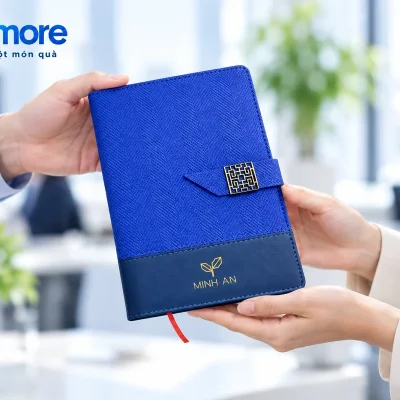 Mô phỏng trao sổ PU A5 phối navy với logo demo MINH AN
