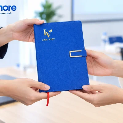 Mô phỏng trao sổ PU A5 xanh dương tai cài viền vàng với logo demo LÂM VIỆT
