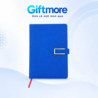 Sổ PU A5 xanh dương bìa một màu, tai nam châm viền vàng và dây đánh dấu đỏ trên nền GiftMore
