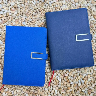 Ảnh tư liệu hai phiên bản sổ tai cài: xanh dương viền vàng và navy viền sáng