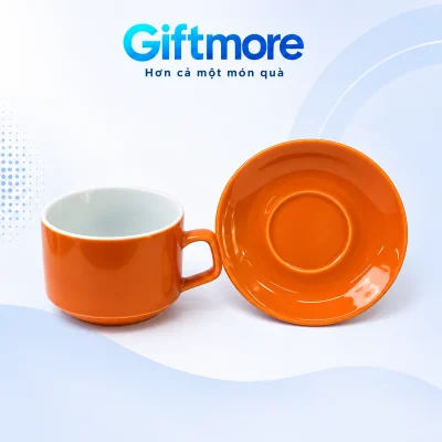 Tách Capuchino men cam 250ml kèm đĩa in logo – nhìn rõ miệng tách, quai và lòng đĩa