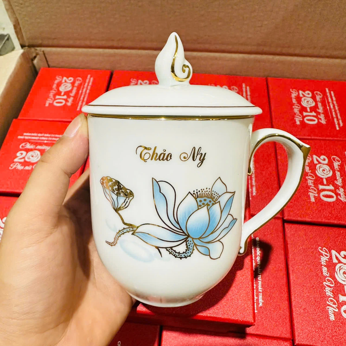 Ly trắng có nắp, hoa sen xanh và tên Thảo My trên thân
