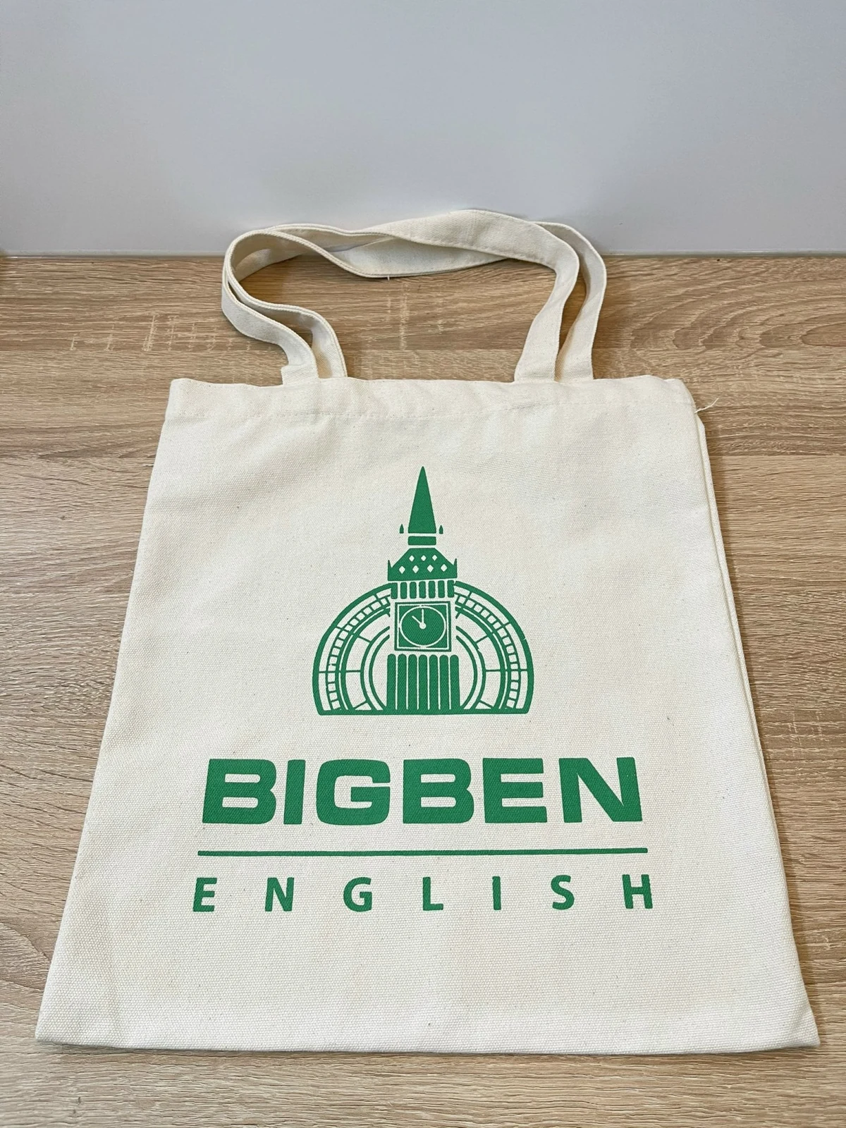 Ảnh gốc túi kem hai quai cùng màu in biểu tượng tháp đồng hồ và BIGBEN ENGLISH màu xanh