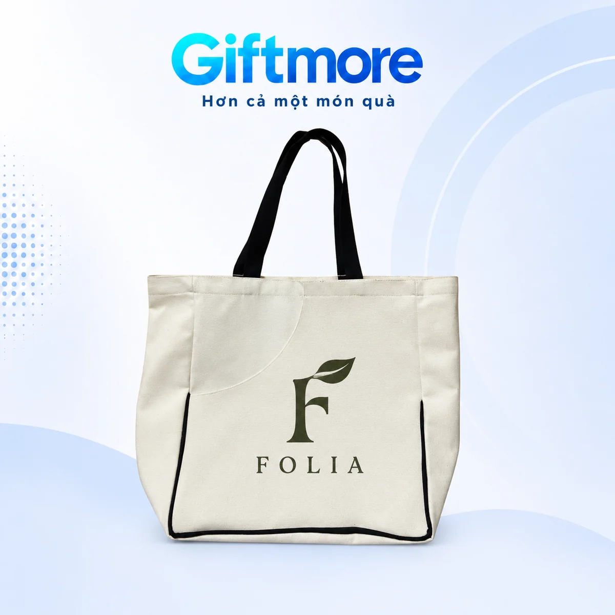 Demo FOLIA một màu olive với monogram F và chiếc lá trên túi canvas kem quai đen