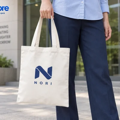 Mô phỏng người cầm hai quai của túi canvas mộc demo NORI sau buổi học