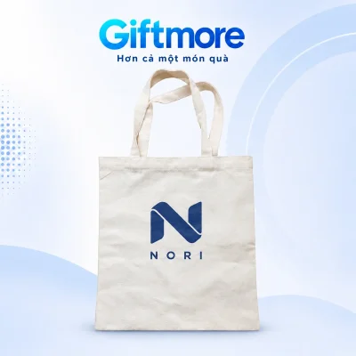 Demo NORI màu navy với monogram N dạng dải gấp trên túi canvas mộc quai cùng màu