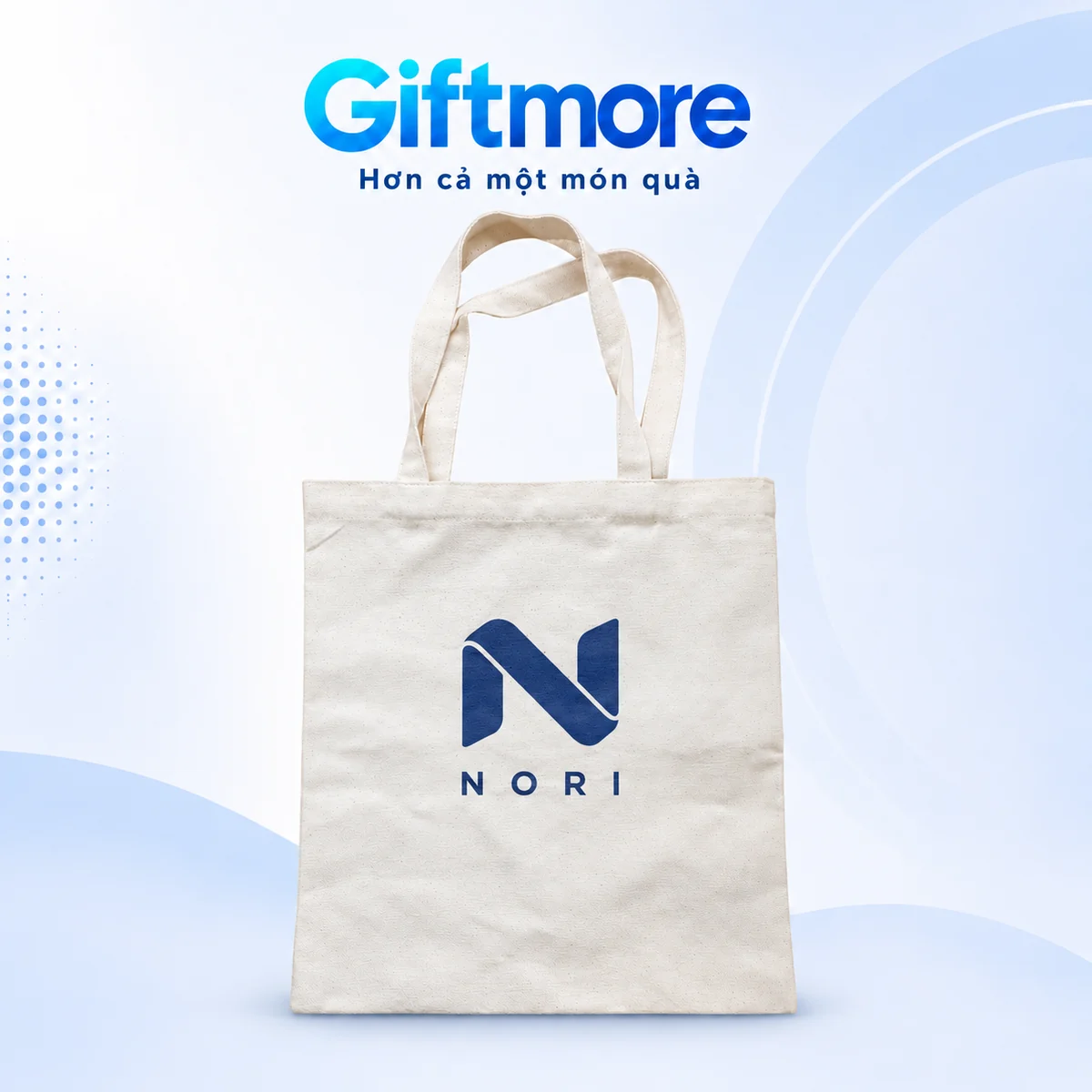 Demo NORI màu navy với monogram N dạng dải gấp trên túi canvas mộc quai cùng màu