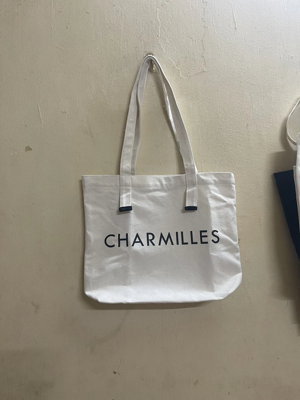 Ảnh gốc túi sáng màu in CHARMILES có quai dài và đầu gắn quai đen